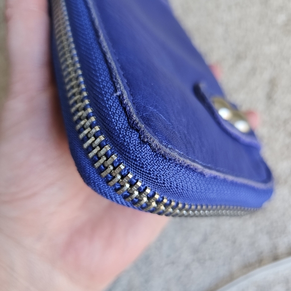 Linea Pelle Cobalt Leather Dylan Zip Wallet - Picture 17 of 17